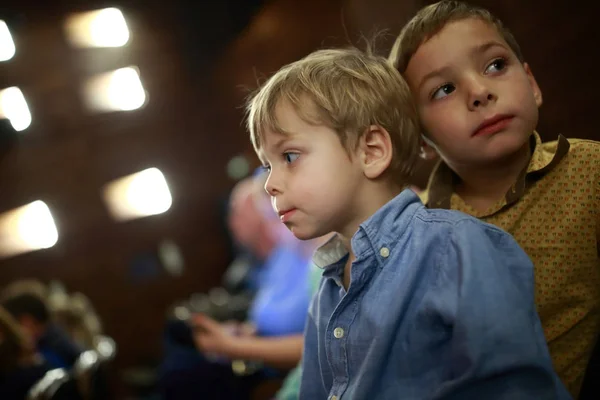 Dos hermanos en el teatro — Foto de Stock