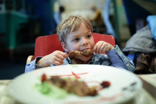 Anak menggigit kebab — Stok Foto