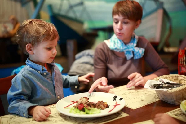 Mor med son i restaurang — Stockfoto