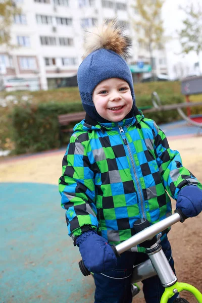 Chłopiec na rowerze równowagi — Zdjęcie stockowe