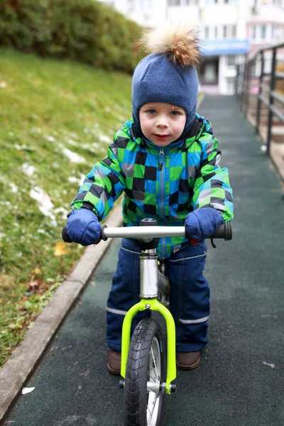 Chłopiec na rowerze równowagi — Zdjęcie stockowe