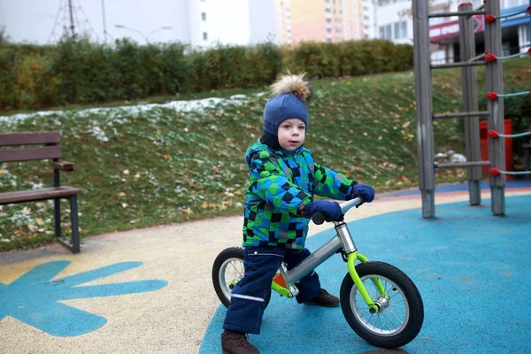 Bambino sulla balance bike — Foto Stock