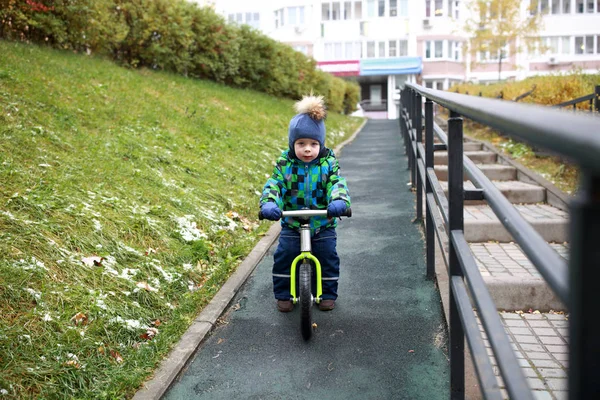 Ragazzo in sella alla balance bike — Foto Stock