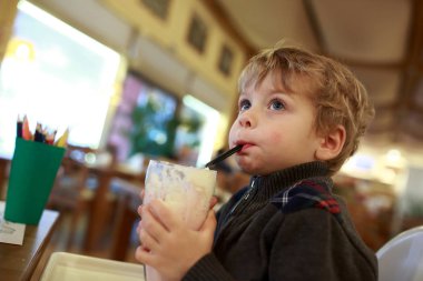 Çocuk milkshake vardır