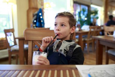Çocuk içme milkshake