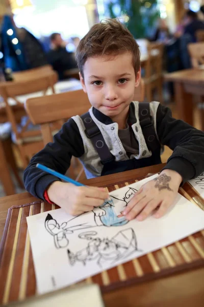 Boy drawing with pencil — Stock Photo, Image