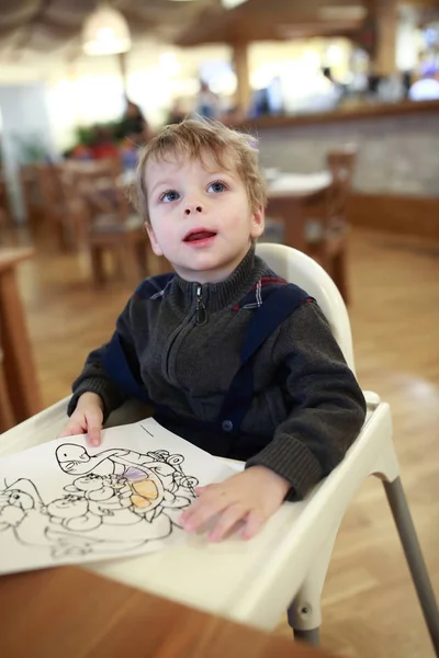 Dibujo infantil en trona — Foto de Stock