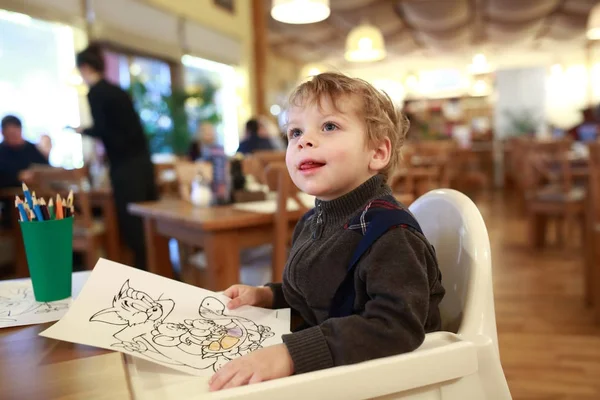 Child drawing in restaurant — Stock Photo, Image