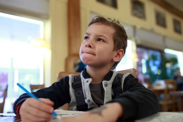 Child drawing with pencil — Stock Photo, Image