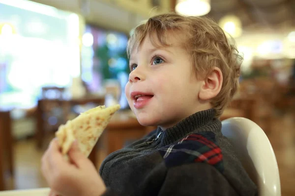 Дитина має піци — стокове фото