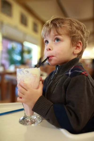 Un gamin qui boit un milk-shake — Photo