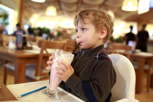 Jongen heeft milkshake — Stockfoto