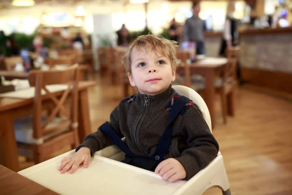 Ребенок в кафе — стоковое фото