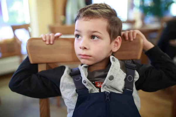 Kid in restaurant — Stockfoto