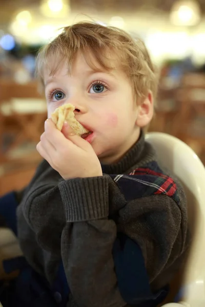 Rapaz a comer pizza — Fotografia de Stock