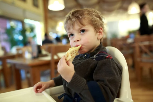 Enfant manger une pizza — Photo