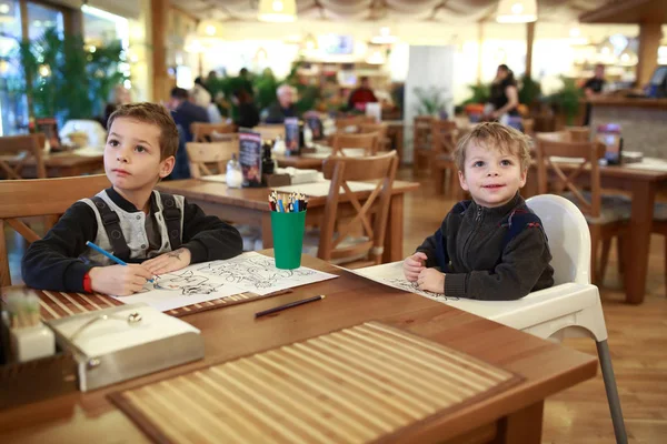 Crianças desenho à mesa — Fotografia de Stock