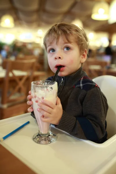 Barnet har milkshake — Stockfoto