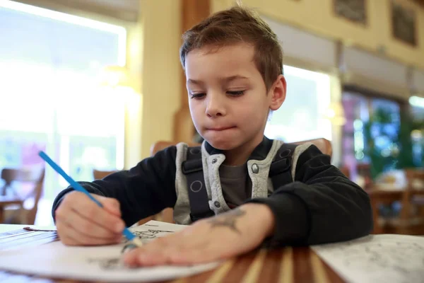 Kid drawing in restaurant — Stock Photo, Image