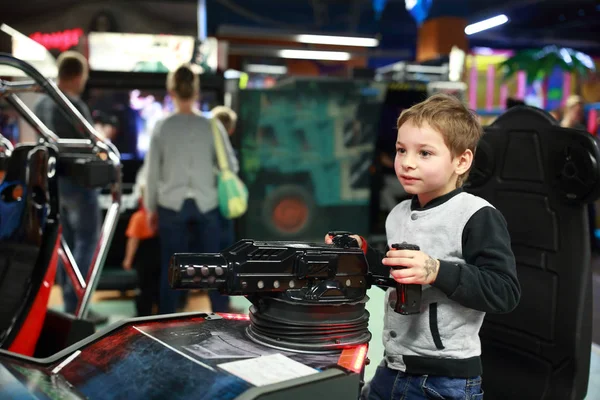 Boy with gun — Stock Photo, Image