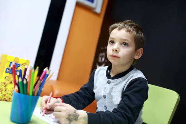 Kind tekenen aan tafel — Stockfoto