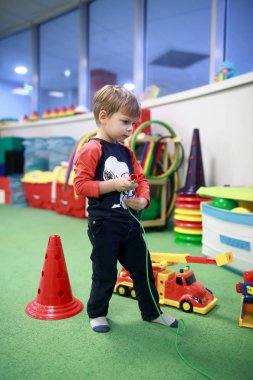 Çocuk oyun odasında oynarken