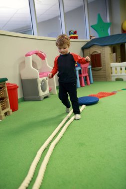 Oyun odasında oynayan çocuk