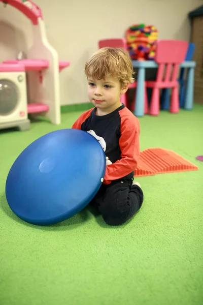 Ragazzo al parco giochi coperto — Foto Stock