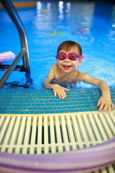 Niño en piscina de natación —  Fotos de Stock