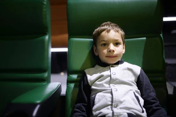 Niño en el cine — Foto de Stock