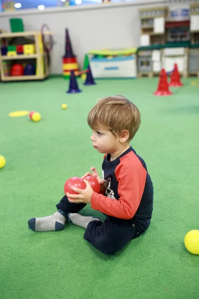 Niño en la sala de juegos — Foto de Stock