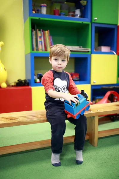 Niño jugando en la sala de juegos — Foto de Stock