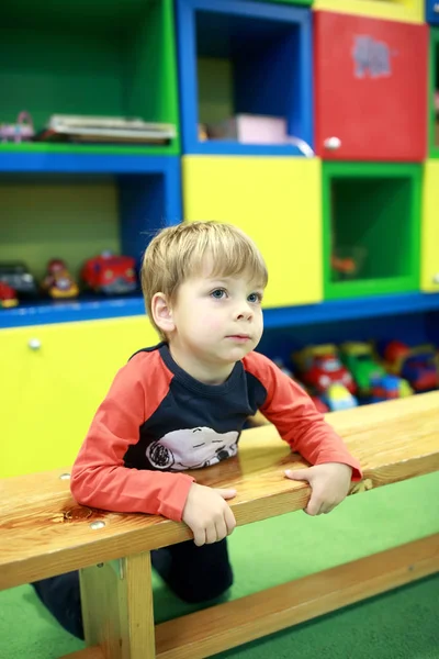 Мальчик в игровой комнате — стоковое фото