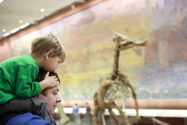 Hombre con preescolar en museo — Foto de Stock