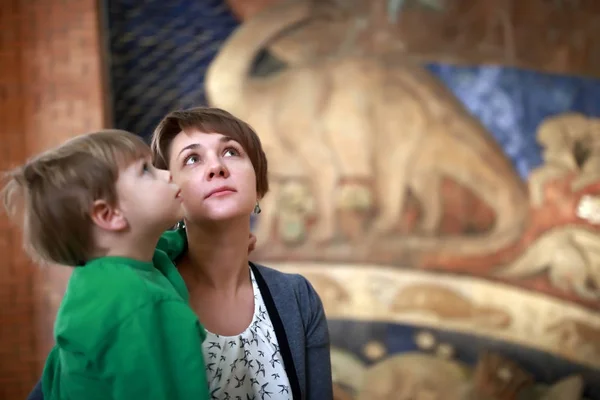 Mamma med son i museet — Stockfoto