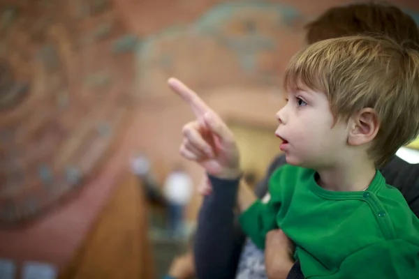 Woman with boy in museum — Stock Photo, Image