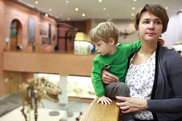 Kadın ve preschooler Müzesi'nde — Stok fotoğraf