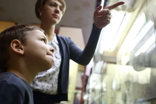 Mujer con niño en museo — Foto de Stock