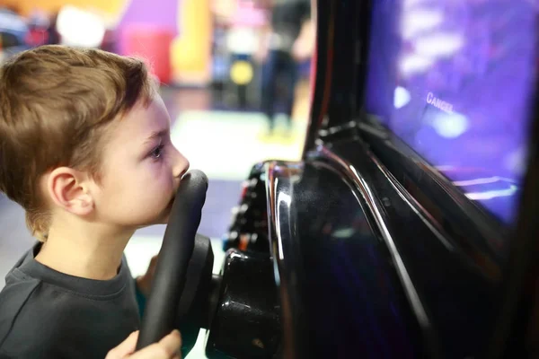 Gutt som leker i bilsimulator – stockfoto