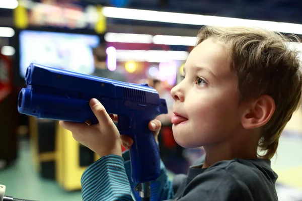 Kind spelen van een shooter — Stockfoto