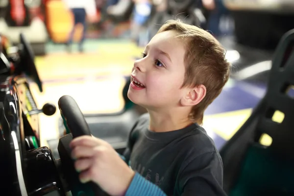 Niño jugando en simulador de coche — Foto de Stock