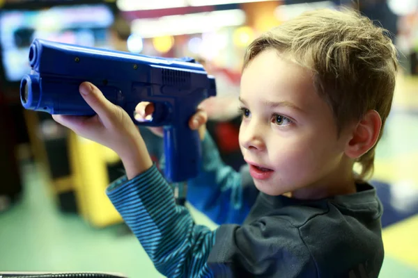 Kid playing a shooter — Stock Photo, Image