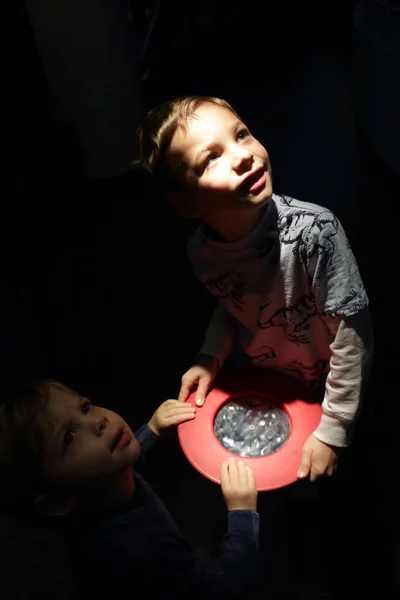 Brüder spielen mit Licht — Stockfoto