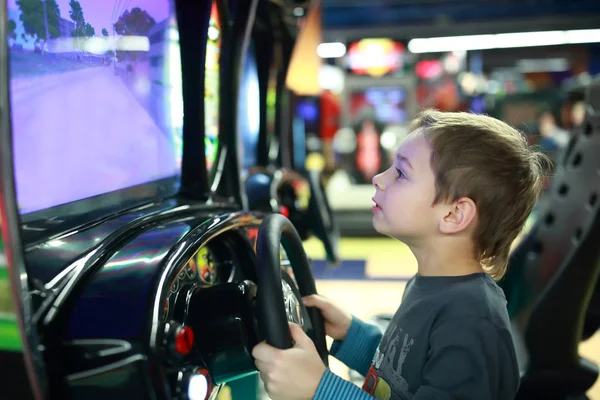 Kind spielt im Auto-Simulator — Stockfoto