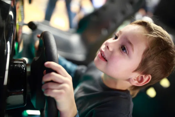 Araba simülatörü oynayan mutlu çocuk — Stok fotoğraf