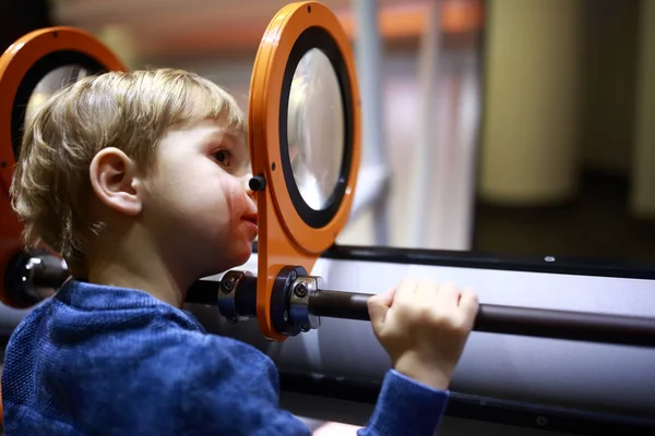 Vorschulkinder schauen durch Lupe — Stockfoto