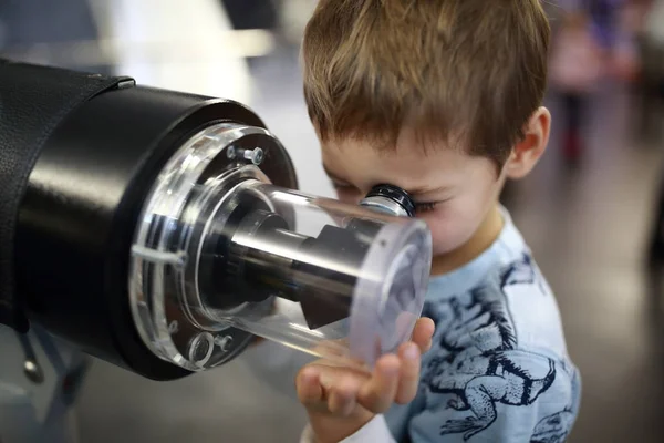 Garçon regardant à travers le verre espion — Photo