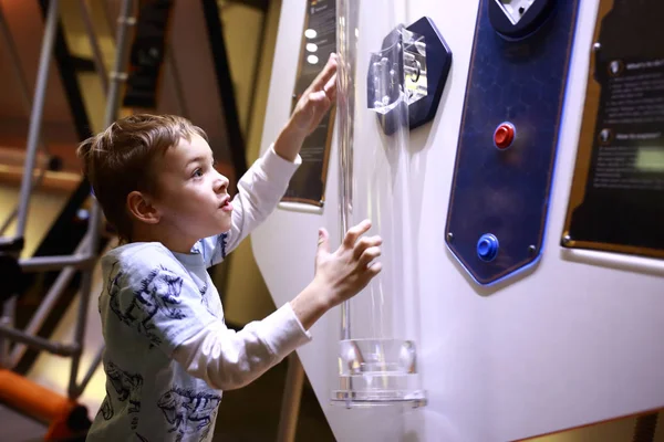 Kind macht ein physikalisches Experiment — Stockfoto