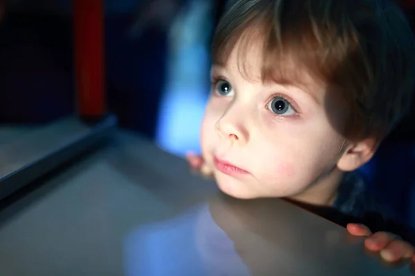 Niño en el laboratorio — Foto de Stock