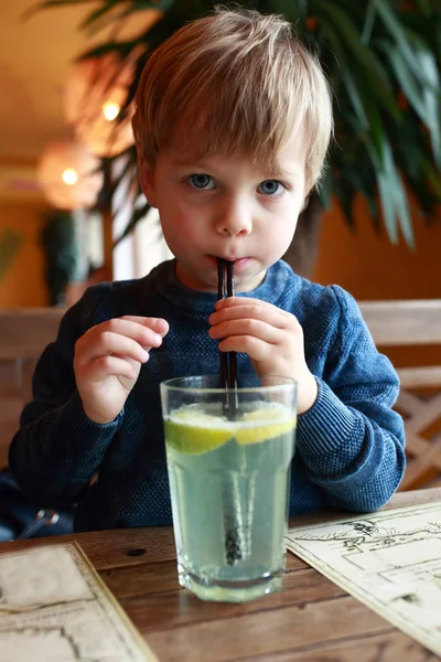 Niño bebiendo limonada — Foto de Stock